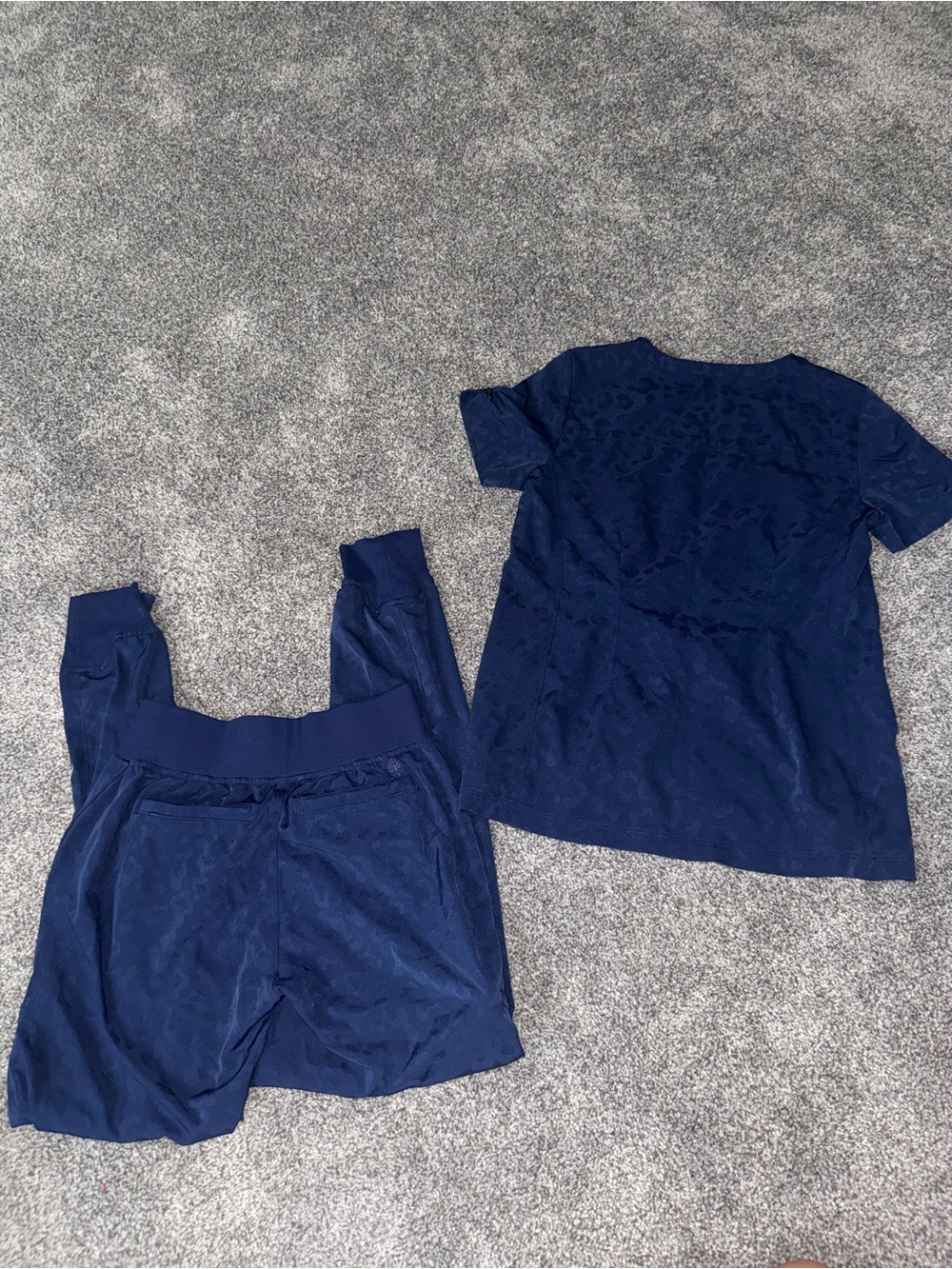 Navy cheetah scrub set XS - Picture 3 of 4